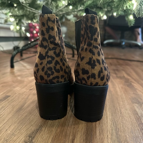 Cute cheetah booties! - Picture 2 of 3